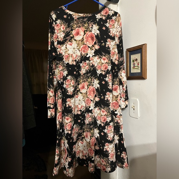 Ladies Dress - Picture 2 of 4